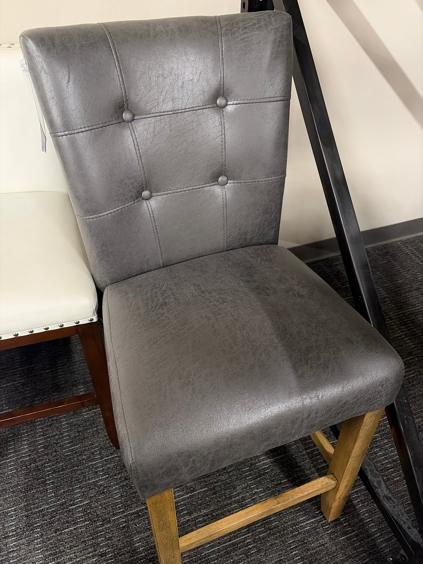 Tuft back Counter Chair